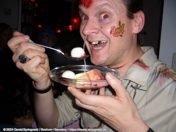 Gehirn-Pudding mit Augen und roter Blutsuppe